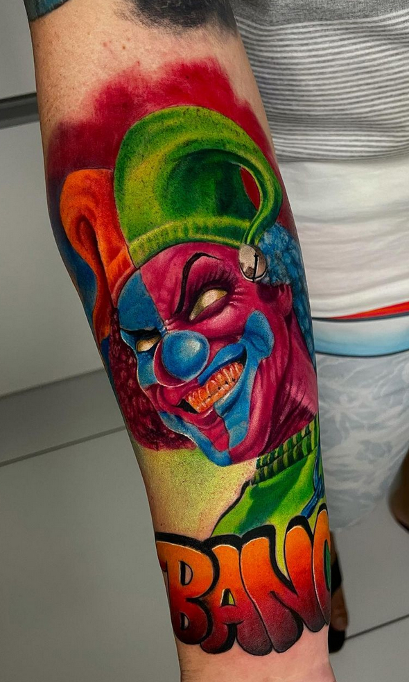 Tatuagem realista colorida palhaço