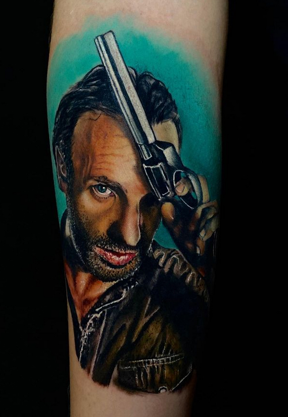 Tatuagem colorida realista rosto homem revolver arma