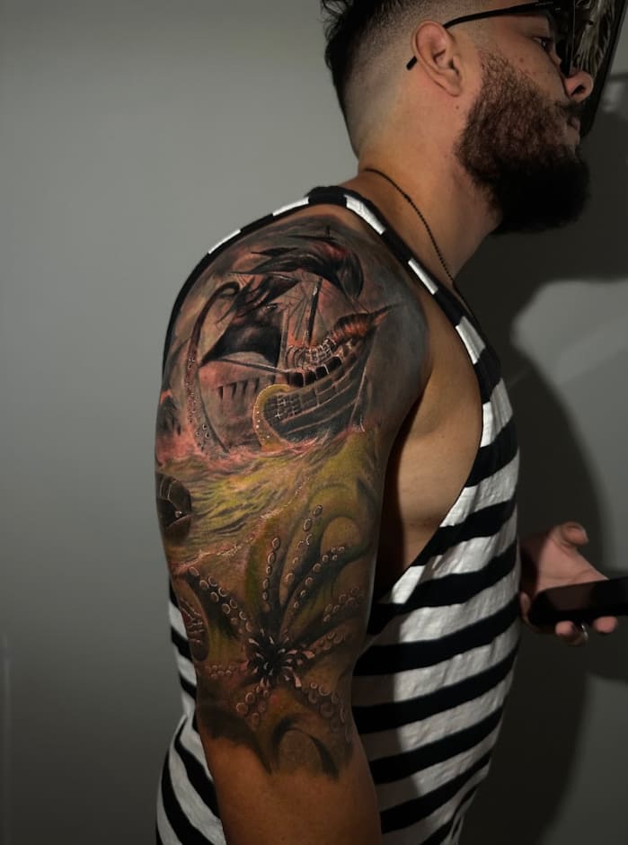 Tatuagem colorida polvo, barco, mar