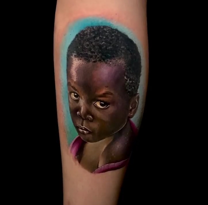 Tatuagem colorida realista criança afro