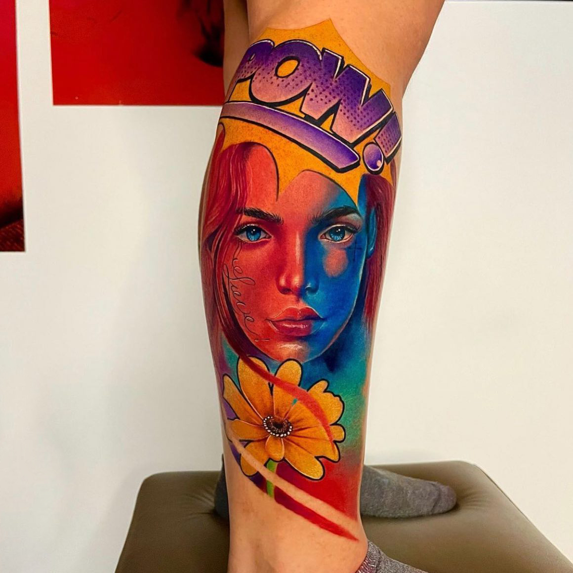 Tatuagem colorida mulher perna