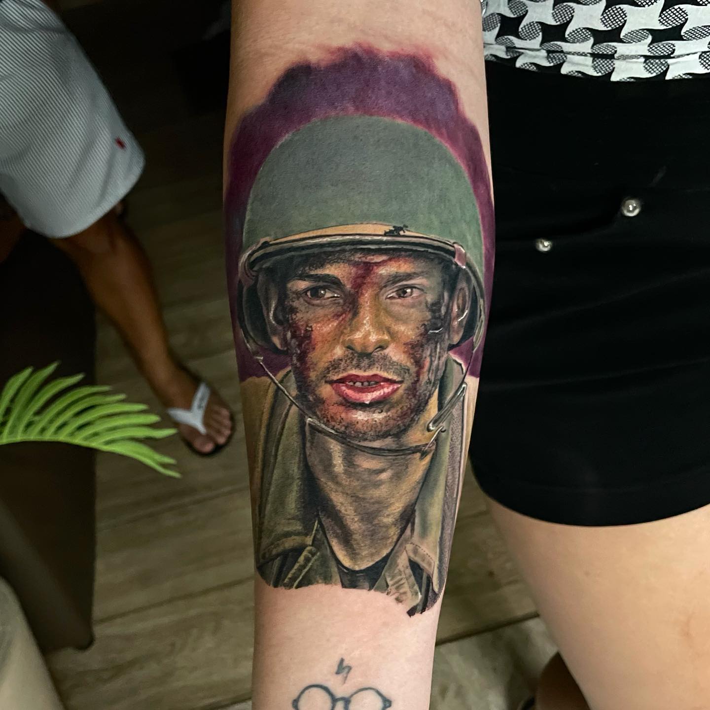 Tatuagem realista colorida soldado guerra