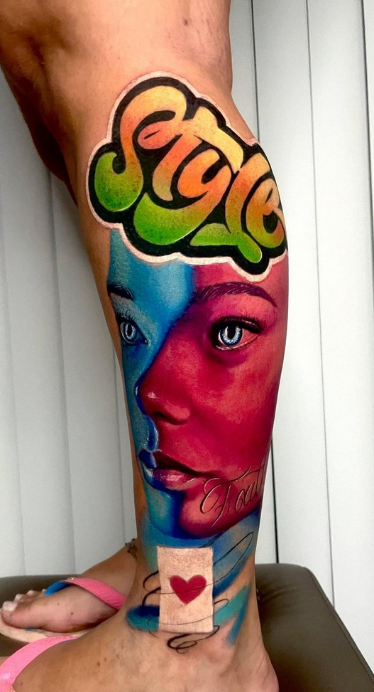 Tatuagem realista colorida feminina perna