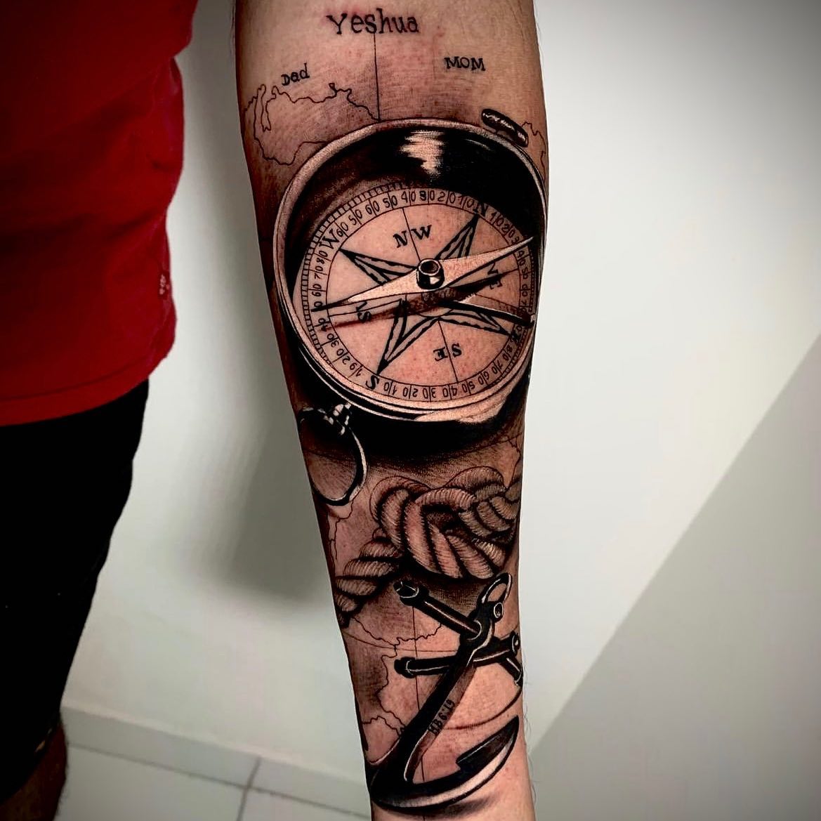 tatuagem realista preto e cinza bûssula âncora corda mapa
